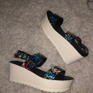 Bamboo platforms graffiti design